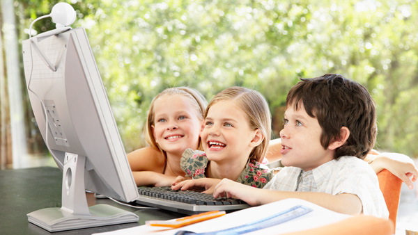 Niños usando una computadora