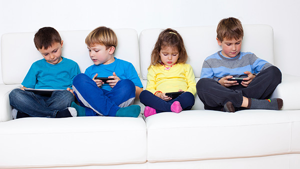 Niños con dispositivos móviles