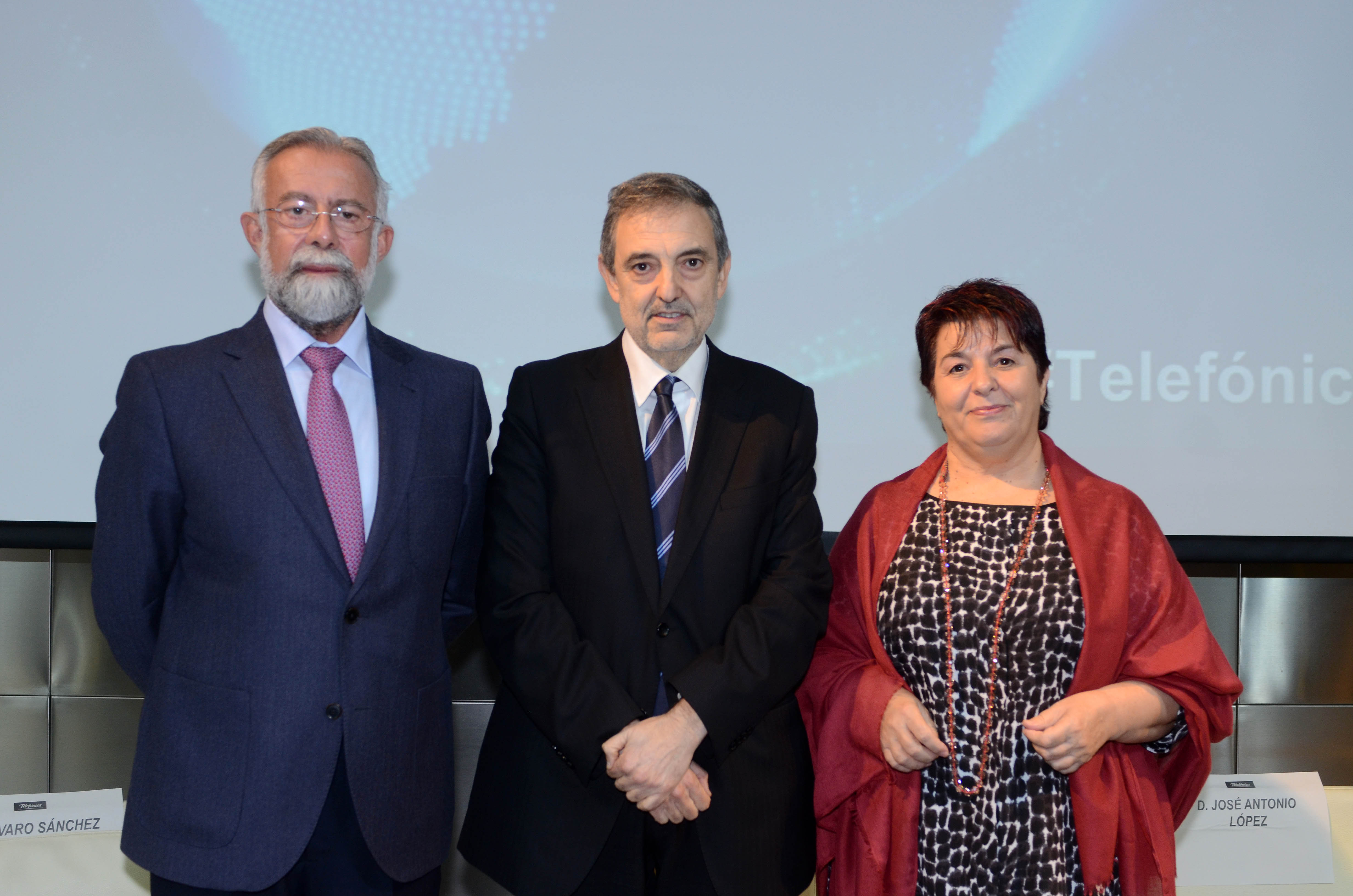 De izquierda a derecha el alcalde de Talavera de la Reina, Jaime Ramos Torres; Luis Miguel Gilpérez, presidente de Telefónica España, y la alcaldesa de Segovia, Clara Isabel Luquero de Nicolás