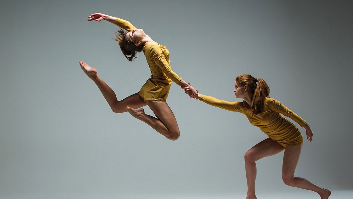 Dos bailarinas de arte moderno