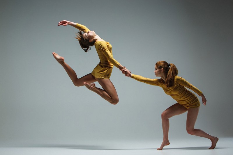 Dos bailarinas de arte moderno