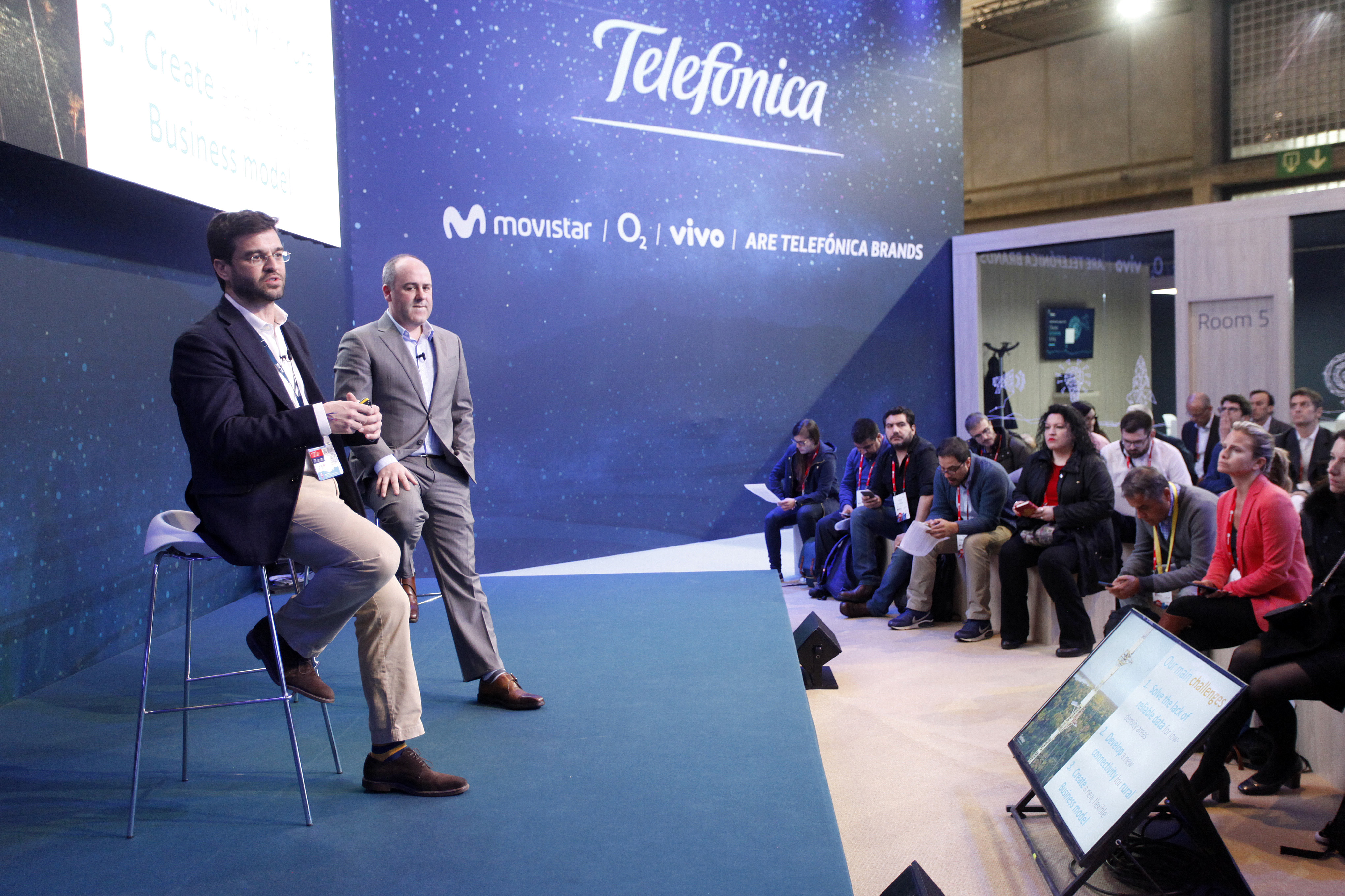 De izquierda a derecha: Gonzalo Martín-Villa, director global de Innovación de Telefónica; y Patrick López, director of customer centric networks de Telefónica