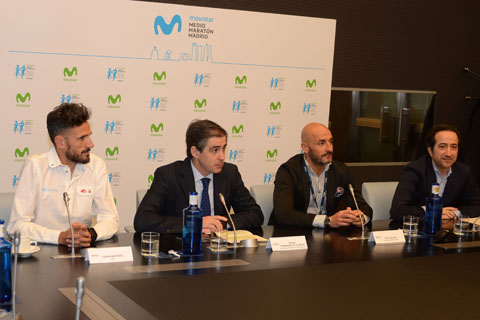 De izquierda a derecha: Chema Martínez, atleta patrocinado por Telefónica; Rafael Fernández de Alarcón, Director de Patrocinios Telefónica S.A; Jesús Celada, Presidente ADE Maratón; y Vicente Muñoz, Chief IoT Officer Telefónica