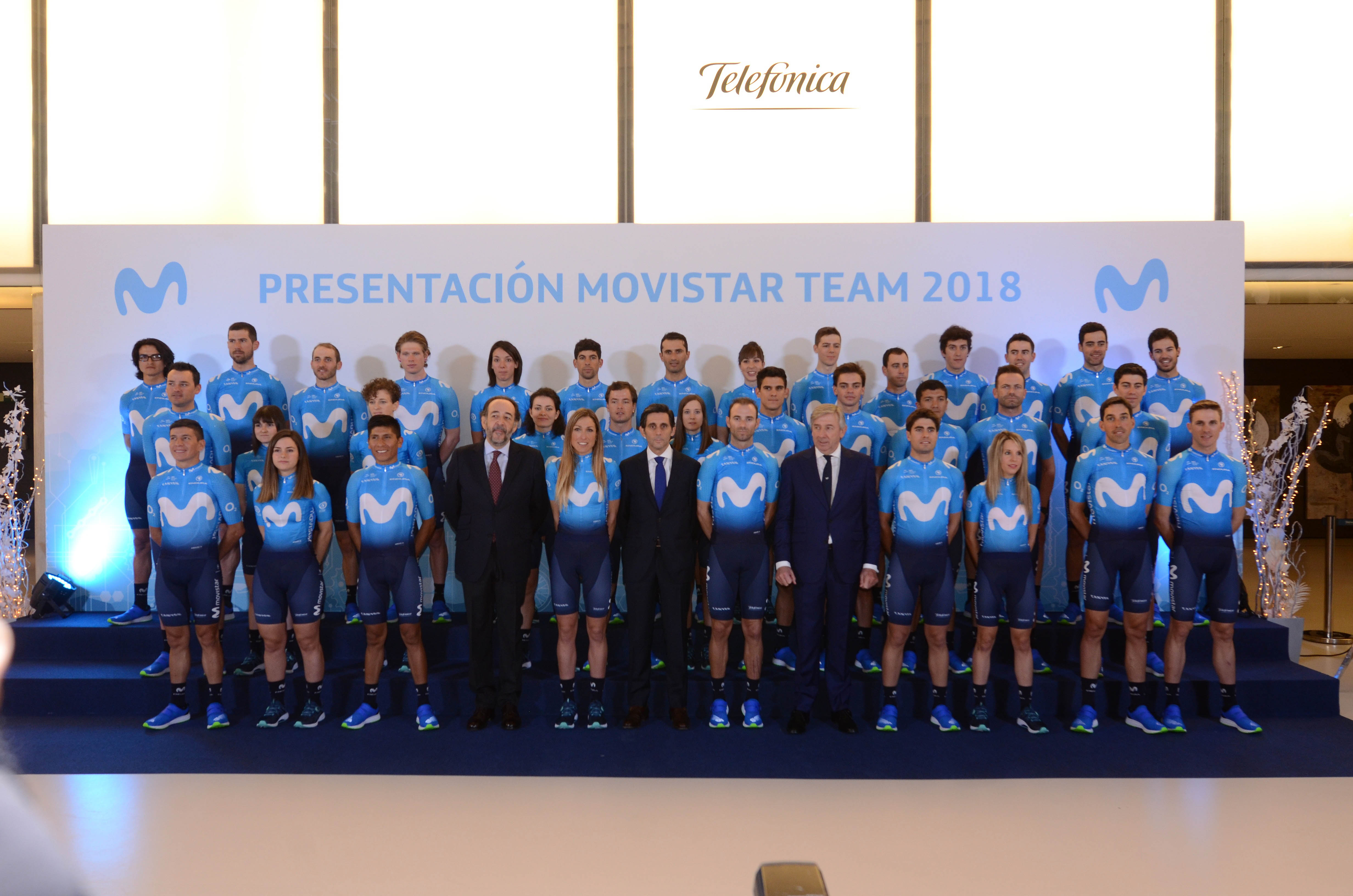 Carlos López Blanco, Director General de Asuntos Públicos y Regulación de Telefónica; José María Álvarez-Pallete, presidente de Telefónica y Eusebio Unzué, Mánager General del Movistar Team junto a los equipos femenino y masculino