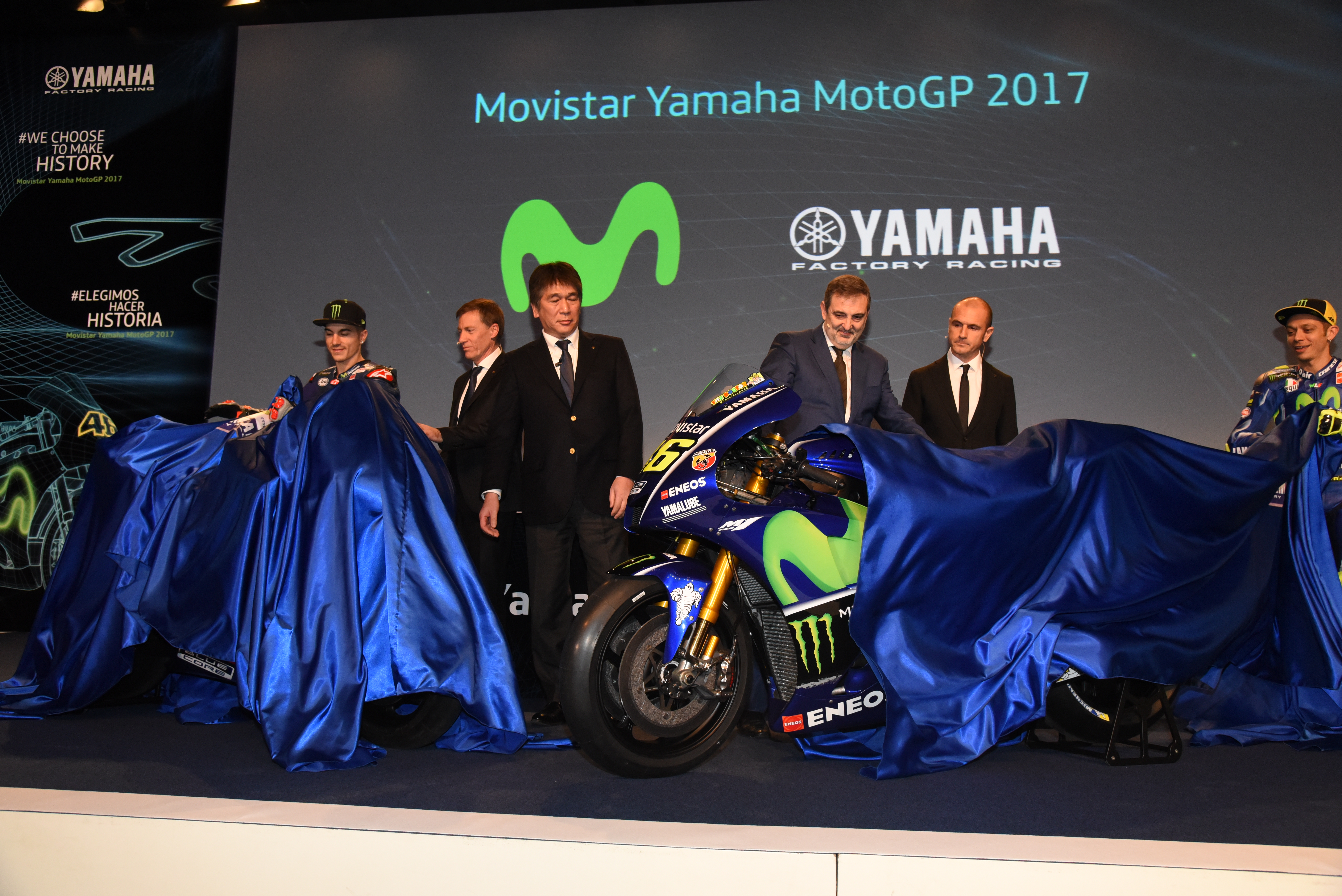 Maverick Viñales; el director general de Yamaha Motor Racing, Lin Jarvis; el director general de la División Motorsports de Yamaha Motor Company, Kouichi Tsuji; el presidente de Telefónica España, Luis Miguel Gilpérez; el director del equipo Movistar Yamaha MotoGP, Massimo Meregalli y Valentino Rossi.