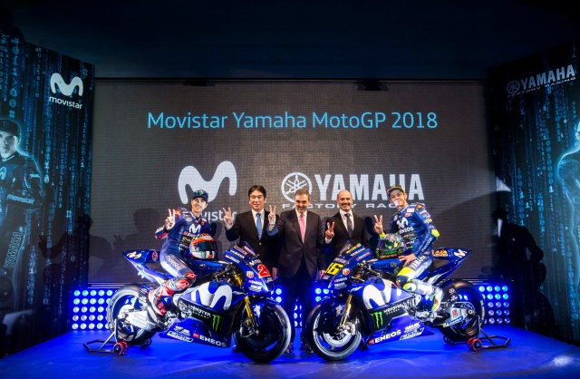 El presidente de Telefónica España, Luis Miguel Gilpérez, entre Maverick Viñales y Valentino Rossi, pilotos del Movistar Yamaha MotoGP