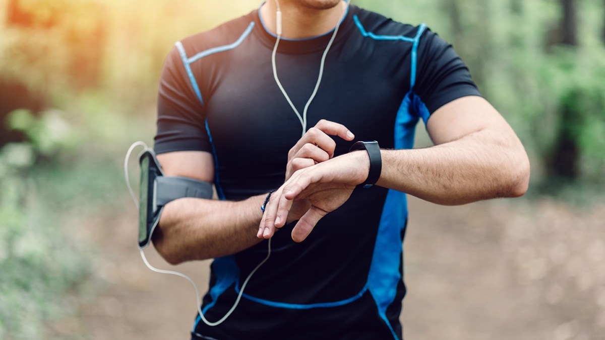 Runner manipulando su reloj