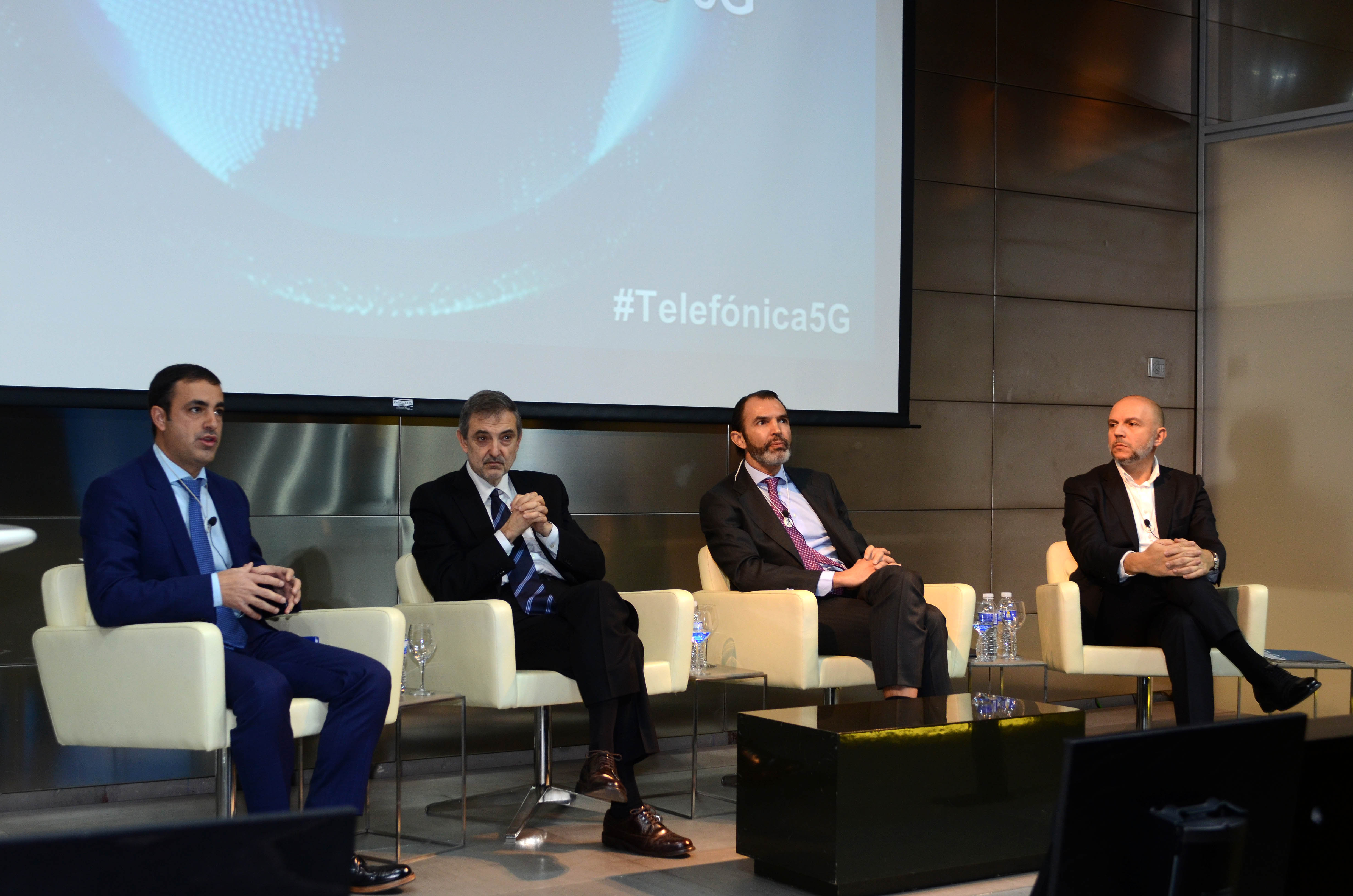 De izquierda a derecha: Álvaro Sánchez, director de la cuenta de Telefónica España en Nokia;  Luis Miguel Gilpérez, presidente de Telefónica España;  José Antonio López, presidente de Ericsson España, y Joaquín Mata, director de Operaciones, Red y TI de Telefónica España.