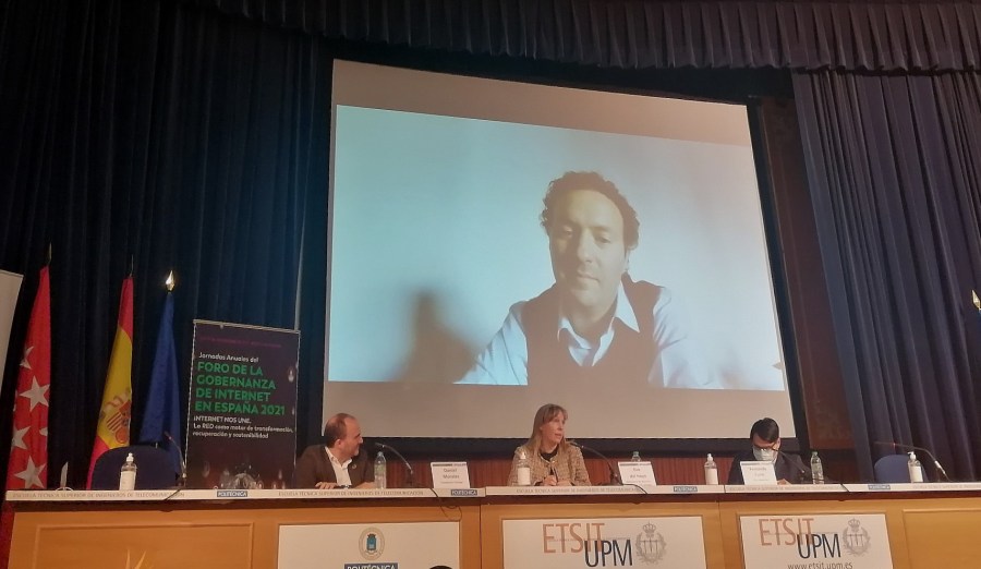 On the screen: Pablo Barrionuevo. On the panel, from left to right:: Daniel Morales, Eva del Hoyo and Fernando Cano.