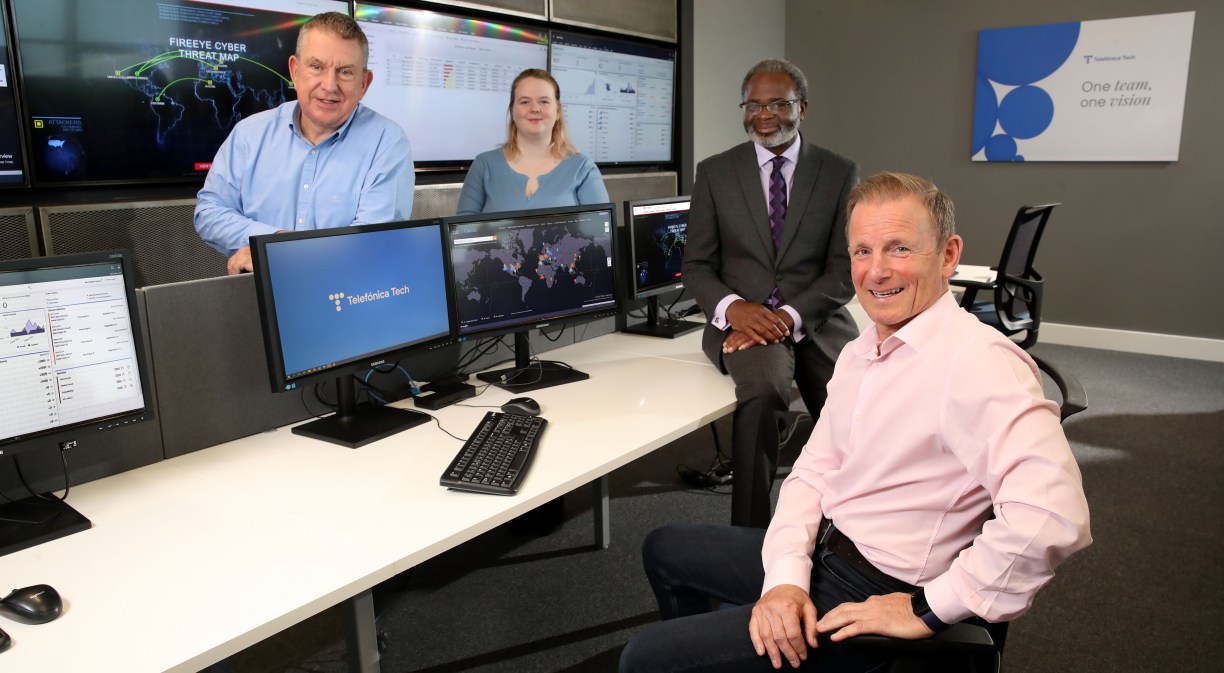 Equipo de Telefónica Tech UK&I -izquierda a derecha-: Martin Hess, Director General; Shannon Walmsley, Jefe del Equipo SOC; Pete Campbell, Jefe de Servicios Gestionados, y Peter Russell, Director General de Irlanda