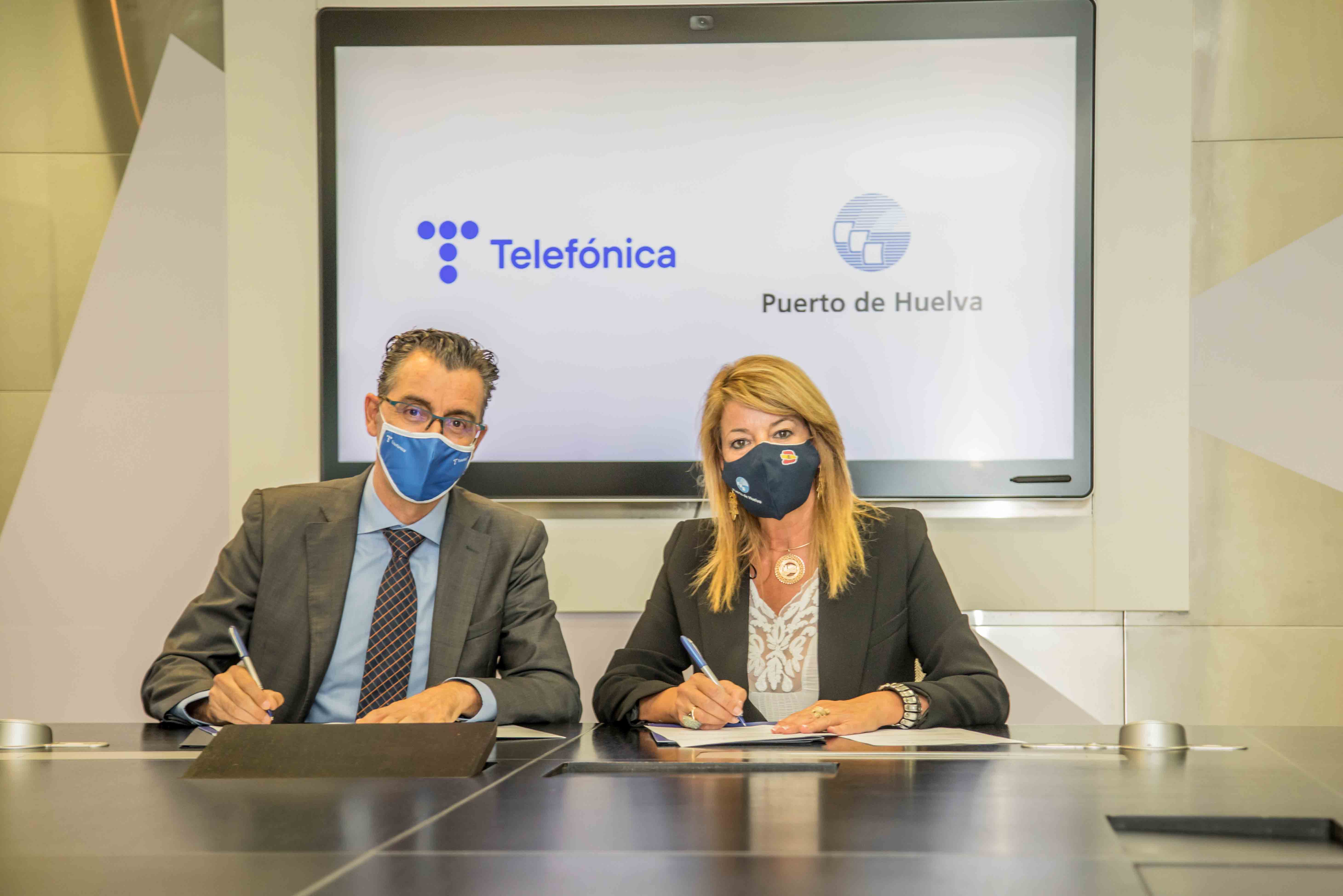 Joaquín Segovia, director del Territorio Sur de Telefónica España, y Pilar Miranda, presidenta del puerto de Huelva, firmando el contrato para la gestión del nodo de innovación tecnológica del Puerto de Huelva