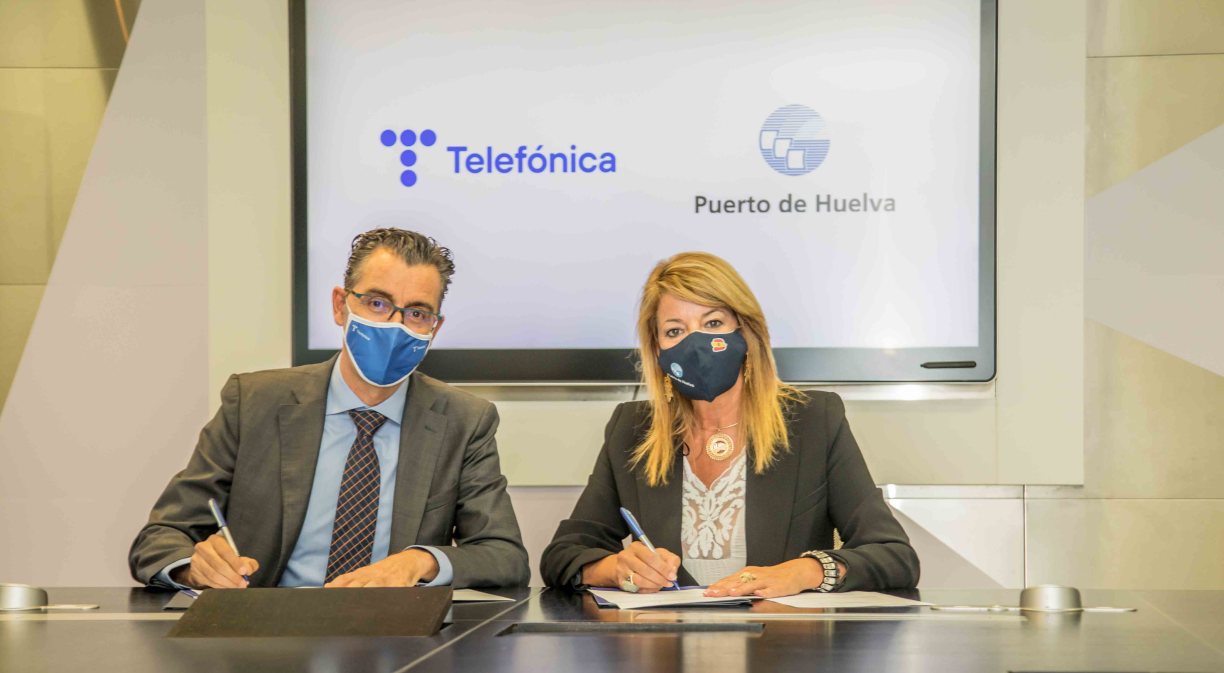 Joaquín Segovia, director del Territorio Sur de Telefónica España, y Pilar Miranda, presidenta del puerto de Huelva, firmando el contrato para la gestión del nodo de innovación tecnológica del Puerto de Huelva