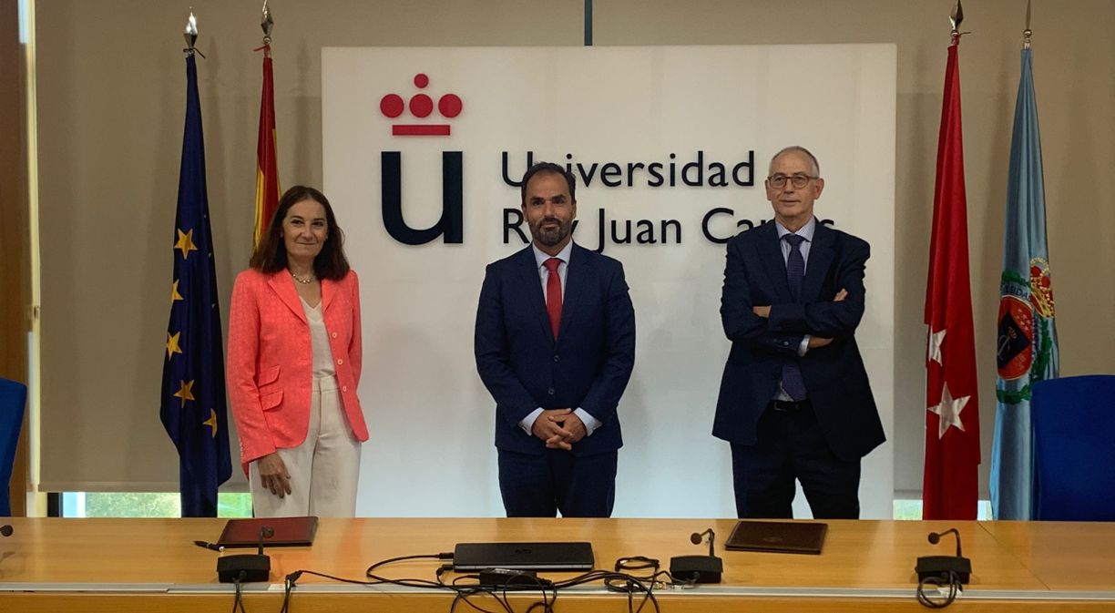 Beatriz Herranz, directora Territorio Centro de Telefónica España; Javier Ramos, rector URJC, y Fernando Velasco, director de la Cátedra Telefónica.