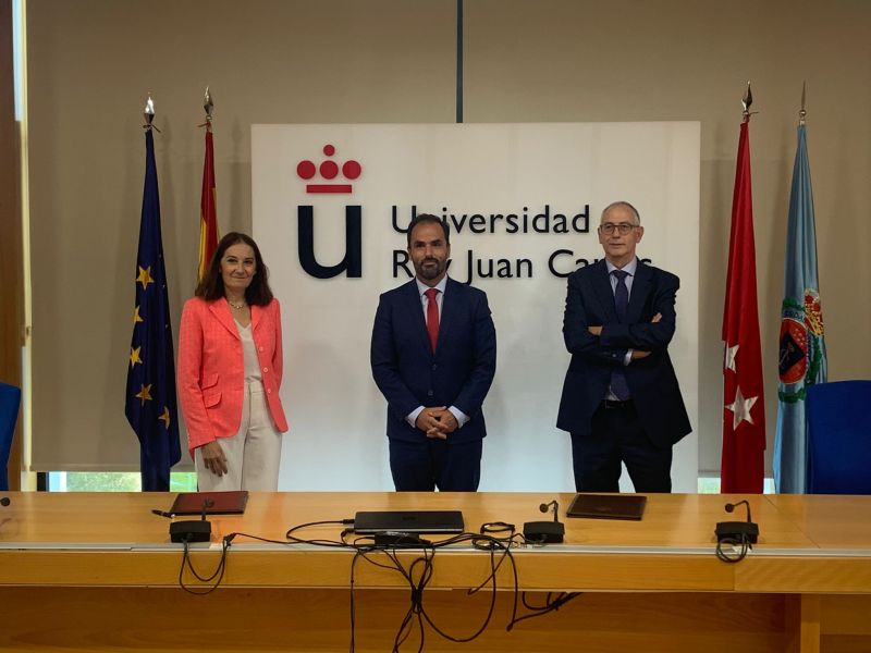 Beatriz Herranz, directora Territorio Centro de Telefónica España; Javier Ramos, rector URJC, y Fernando Velasco, director de la Cátedra Telefónica.