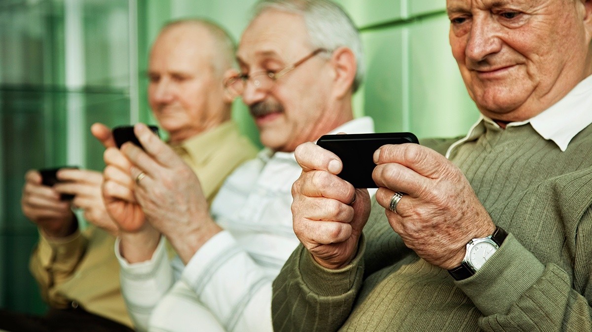 Teléfonos móviles para mayores, usos y consejos - Tercera edad