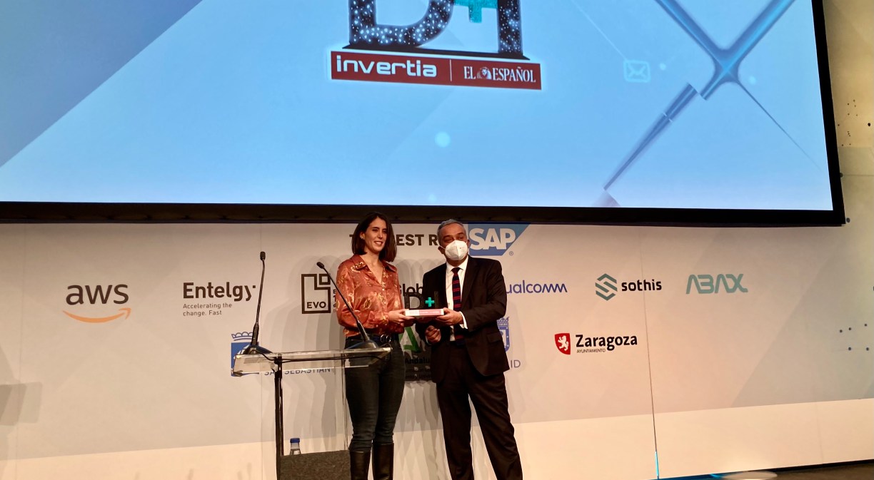 Irene Gómez, directora de Innovación Abierta de Telefónica, recibe el premio de manos de Víctor Calvo Sotelo, presidente de DigitalES