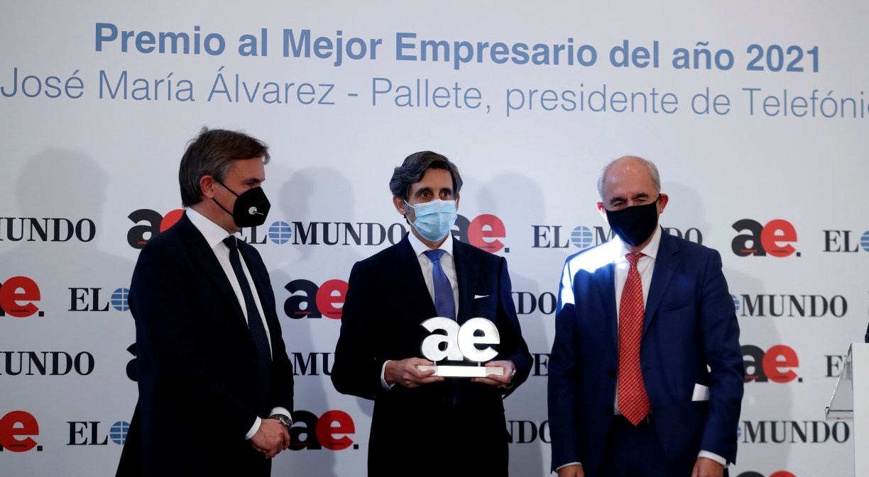 En la imagen, de izq. a dch.: Marco Pompignoli, presidente de Unidad Editorial, José María Álvarez-Pallete, presidente de Telefónica, y Francisco Rosell, director de El Mundo