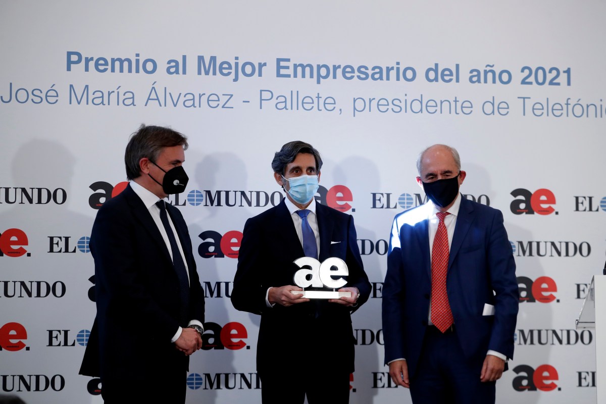 En la imagen, de izq. a dch.: Marco Pompignoli, presidente de Unidad Editorial, José María Álvarez-Pallete, presidente de Telefónica, y Francisco Rosell, director de El Mundo