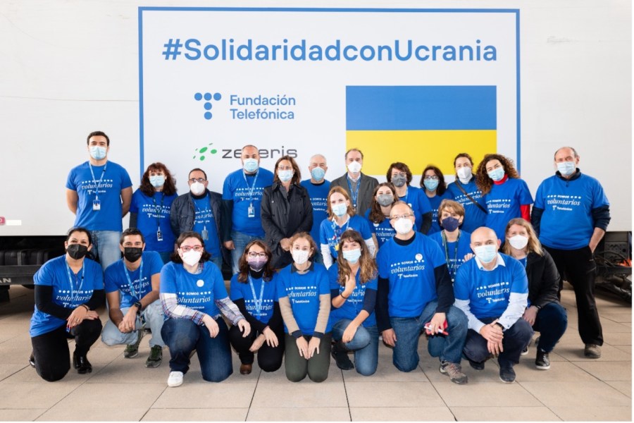 Voluntarios con la pancarta de SolidaridadconUcrania