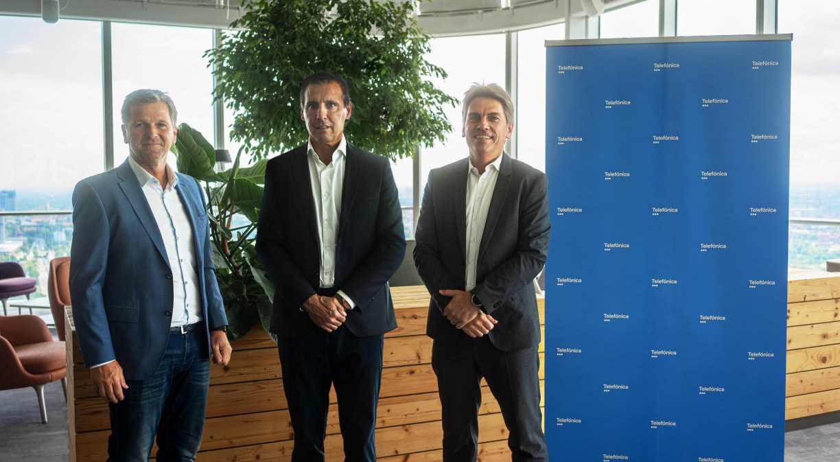 Christian Kranebitter (fundador de BE-terna), José Cerdán (CEO de Telefónica Tech) y Bernhard Lang (CEO de BE-terna).