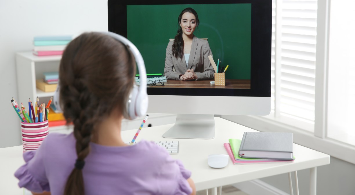 Niña estudiando a distancia