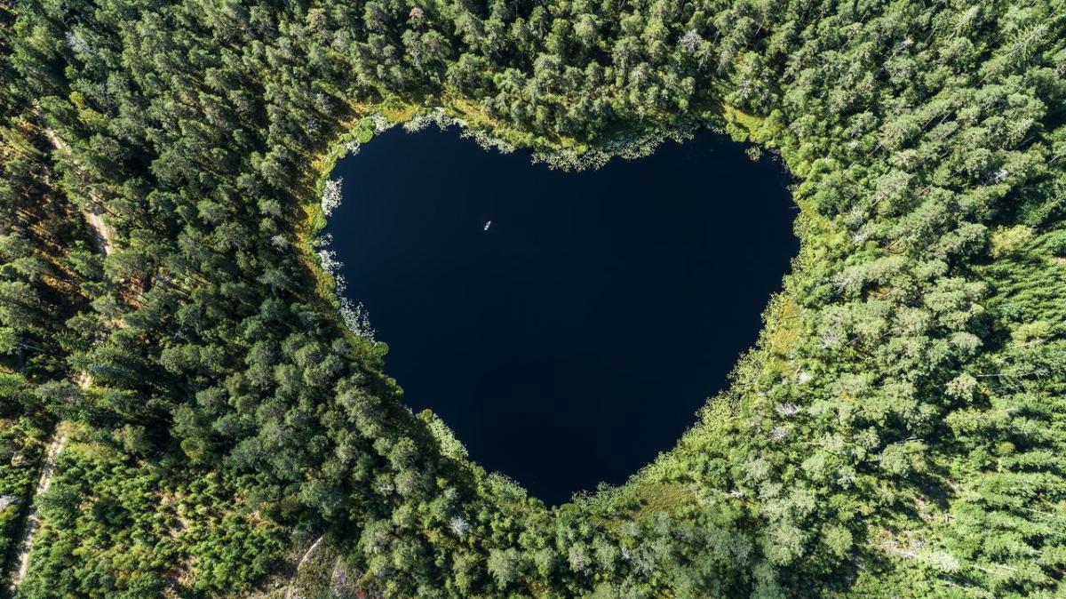 Imagen de un lago en forma de corazón