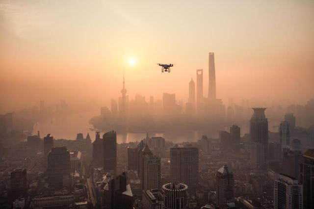 dron vigilando la ciudad