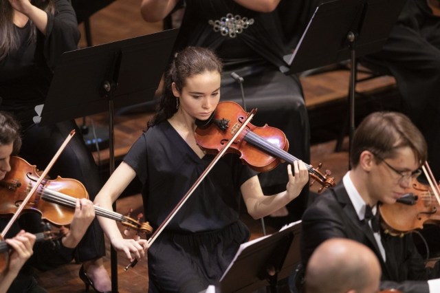 imagen 2 cátedra violín chica tocando violín