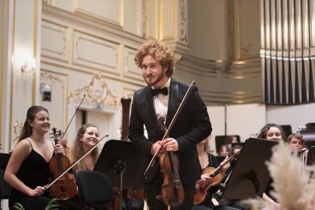 imagen 3 catedra violín chico tocando el violín