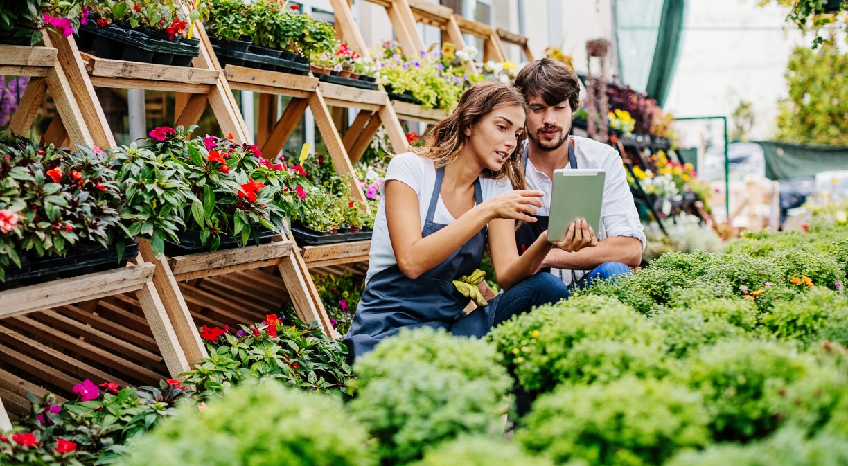 Jóvenes jardineros con tableta digital