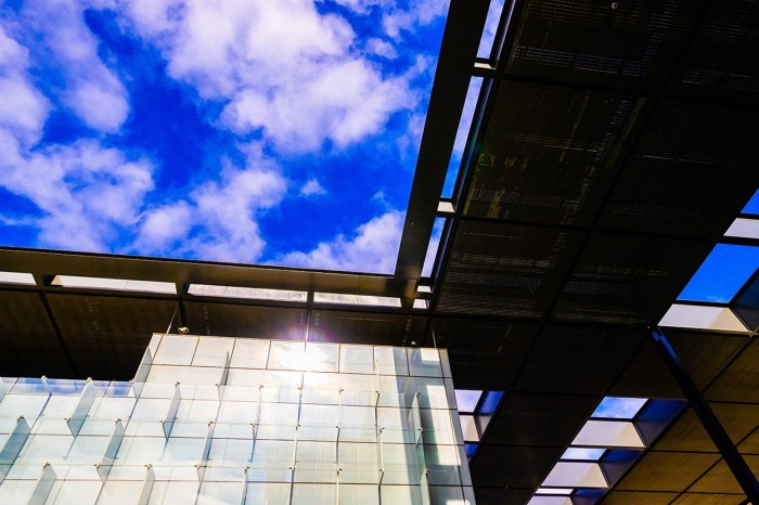 Distrito Telefónica con cielo y nubes al fondo