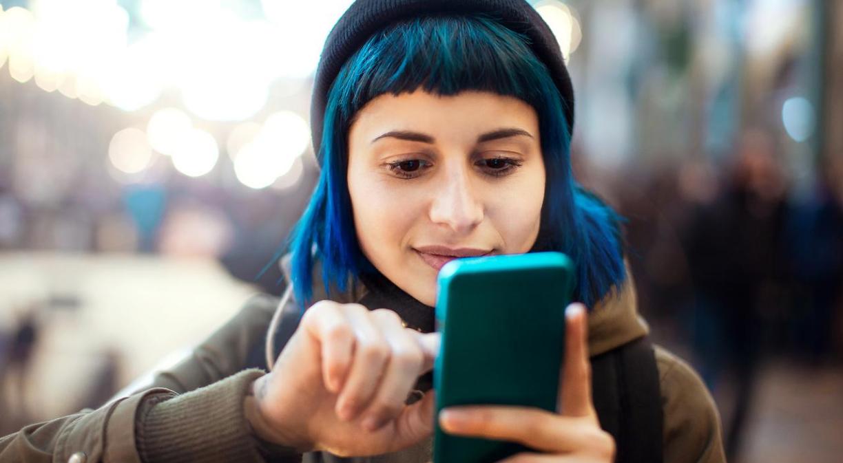 huella digital chica usando smartphone