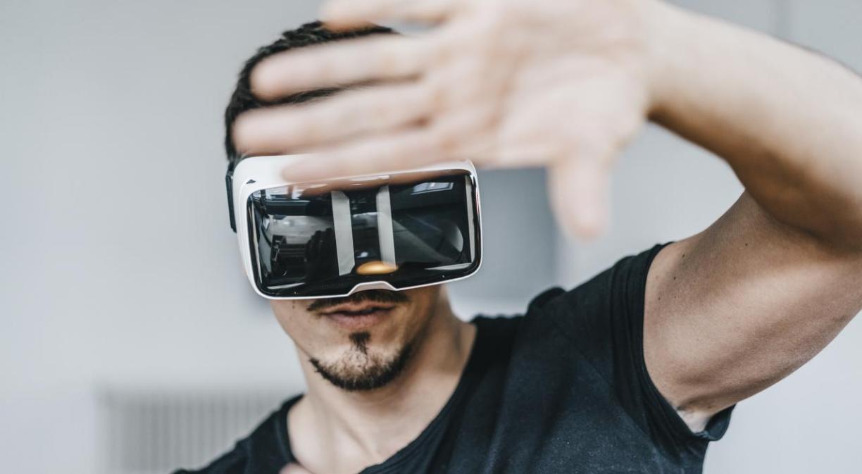 realidad virtual hombre con gafas