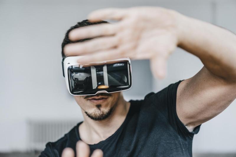 realidad virtual hombre con gafas