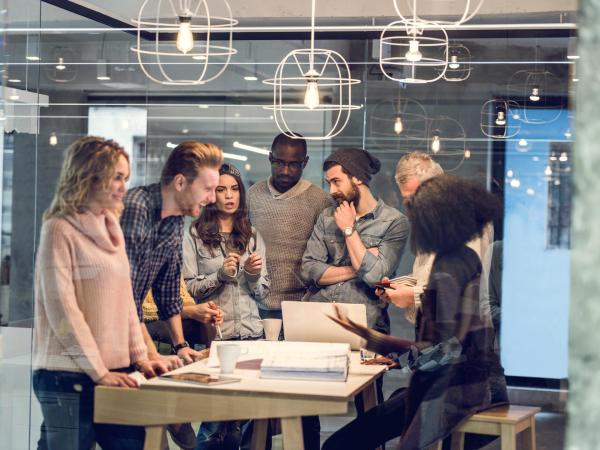 Grupo de jóvenes de una start up alrededor de una mesa