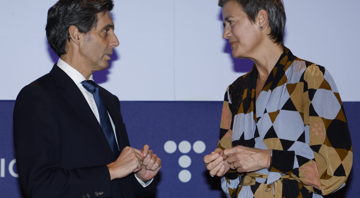 José María Álvarez-Pallete, presidente de Telefónica, y Margrethe Vestager, vicepresidenta ejecutiva de la Comisión Europea y comisaria de la Competencia