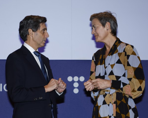 José María Álvarez-Pallete, presidente de Telefónica, y Margrethe Vestager, vicepresidenta ejecutiva de la Comisión Europea y comisaria de la Competencia