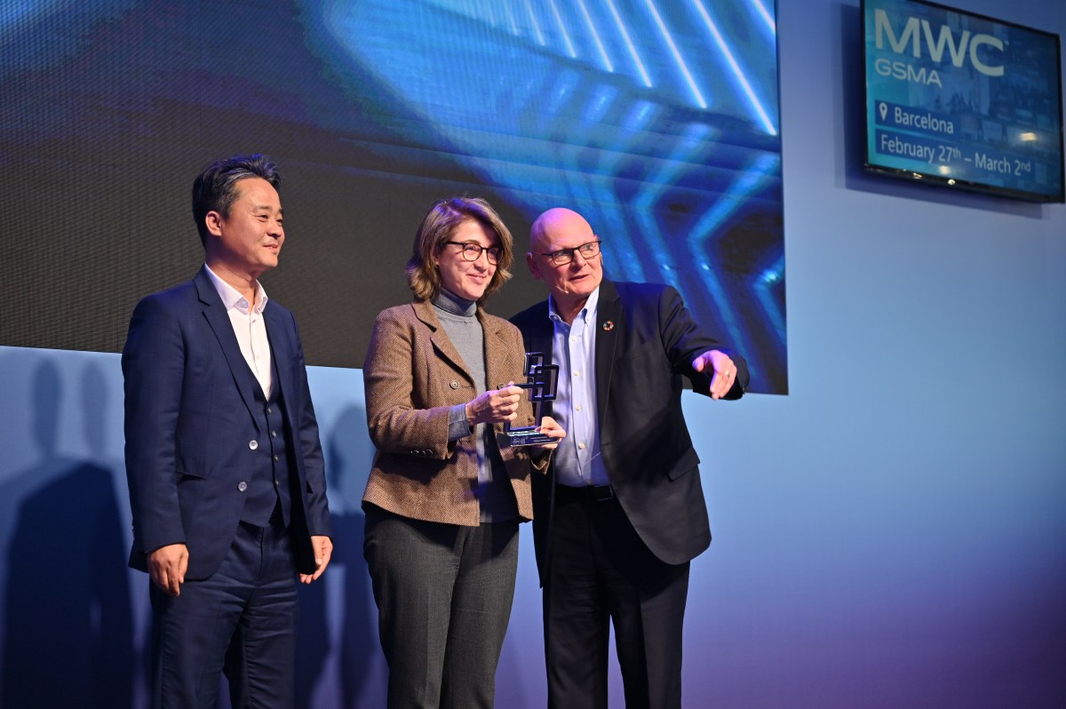 La CEO de Profuturo recibe un premio Glomo en la edición del 2023 del MWC