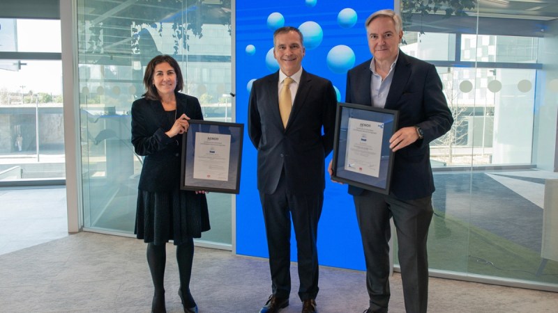 De izquierda a derecha: María Jesús Almazor, CEO de Ciberseguridad y Cloud de Telefónica Tech, Rafael García Meiro, CEO de AENOR y Adrián García Nevado, director general B2B de Telefónica España