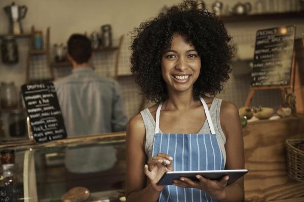 La Inteligencia Artificial en la industria alimentaria tiene un importante papel para afrontar retos como el desperdicio alimentario o la seguridad alimentaria.