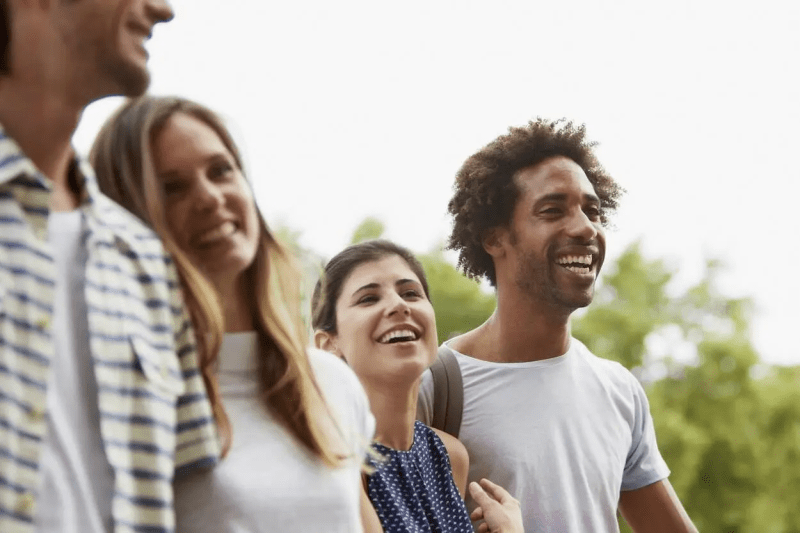Un grupo de personas diversas, de diferente raza, para mostrar la importancia de la diversidad en los órganos de dirección de Telefónica.
