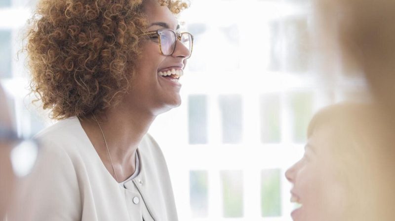 Dos personas hablando como muestra de transparencia