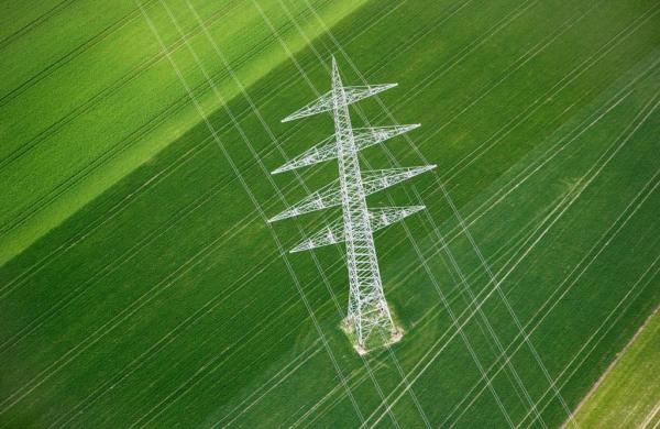 Antena de telefonía en una zona verde como muestra de respeto al planeta, según la Política Medioambiental de Telefónica.