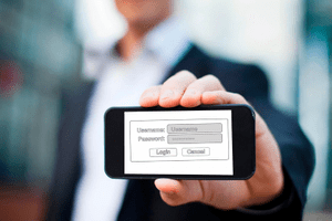Una persona muestra la pantalla de su móvil con algo escrito, como muestra de una petición de una autoridad competente para acceder a alguna comunicación.