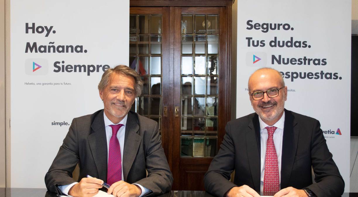 En la imagen, Augusto Pérez Arbizu, director de Riesgos y Seguros de Telefónica S. A. (izquierda); e Íñigo Soto, CEO de Helvetia (derecha).
