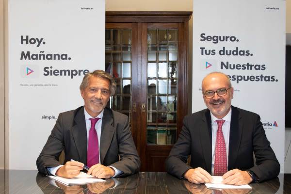 En la imagen, Augusto Pérez Arbizu, director de Riesgos y Seguros de Telefónica S. A. (izquierda); e Íñigo Soto, CEO de Helvetia (derecha).