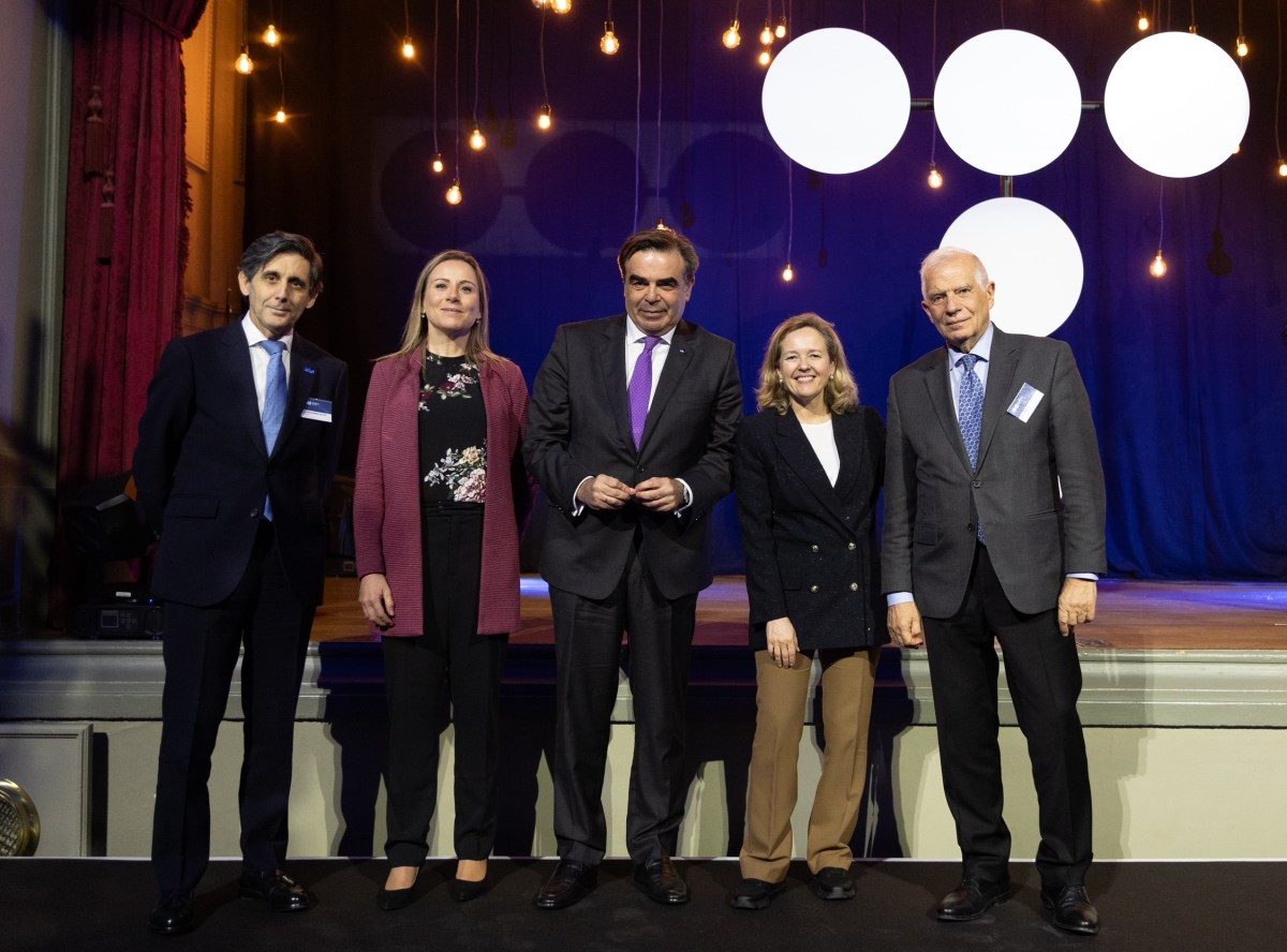 De izquierda a derecha, el presidente de Telefónica, José María Álvarez-Pallete; la ciclista y medallista olímpica, Annemiek van Vleuten; el vicepresidente de la Comisión y comisario para la protección del estilo de vida europeo, Margaritis Schinas; Nadia Calviño, presidenta del Banco Europeo de Inversiones; y el alto representante de la UE para Asuntos Exteriores, Josep Borrell.