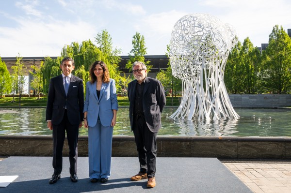 De izq a drcha., el presidente de Telefónica, José María Álvarez-Pallete; la presidenta de la Comunidad de Madrid, Isabel Díaz-Ayuso; junto al artista Jaume Plensa