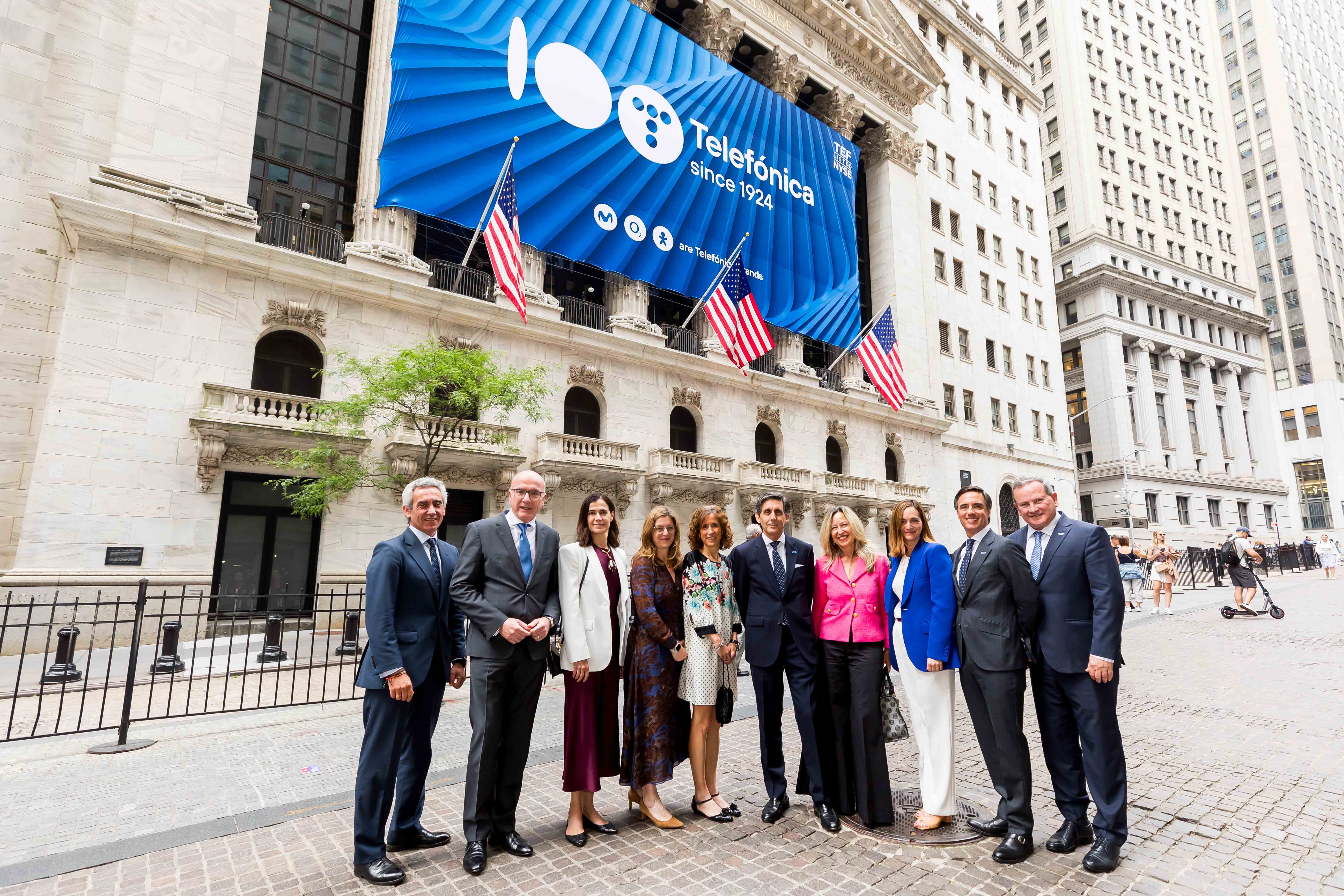 Telefónica S.A. (NYSE: TEF) toca la Campana de Cierre en la Bolsa de Nueva York. Fotografía: NYSE