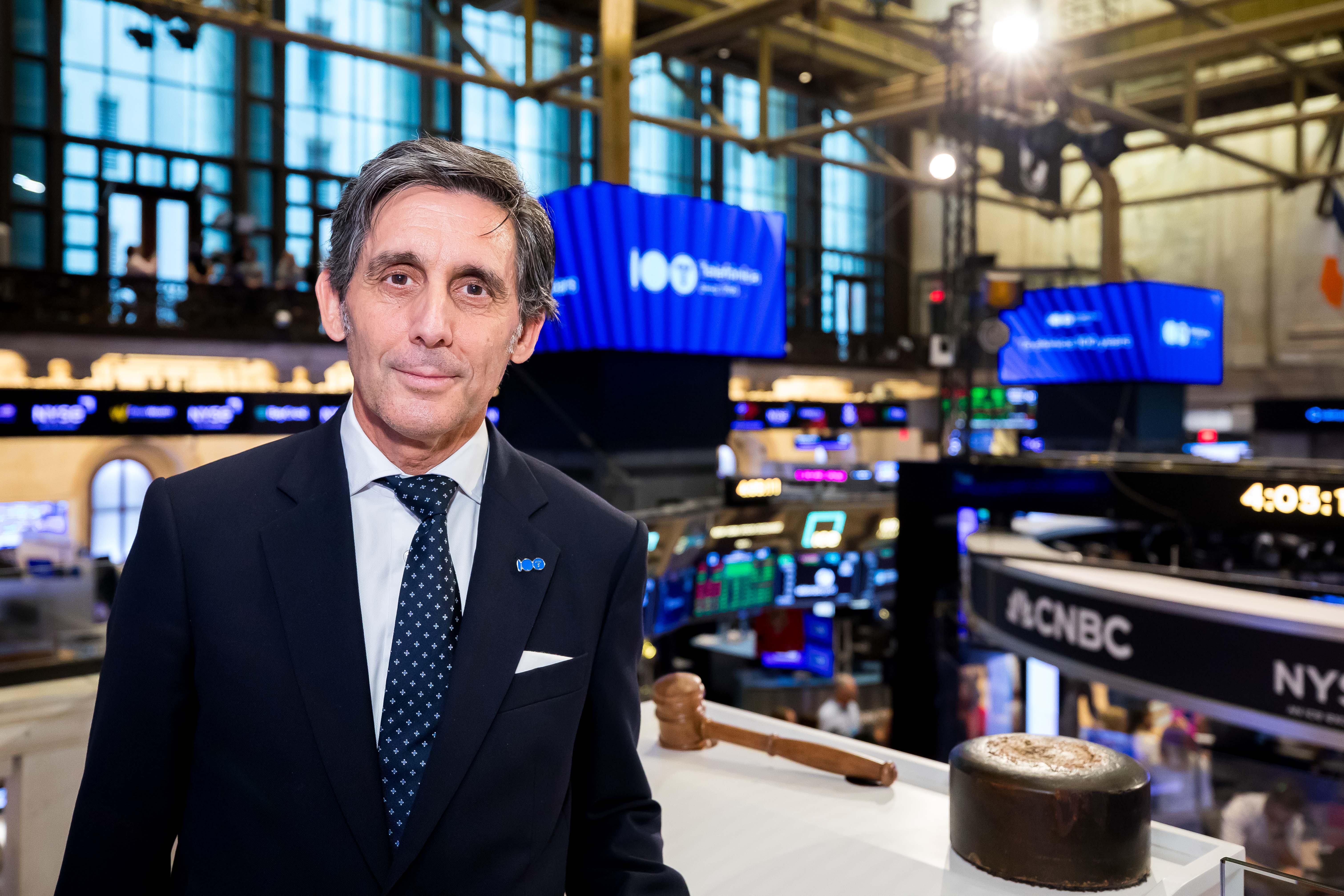Telefónica S.A. (NYSE: TEF) toca la Campana de Cierre en la Bolsa de Nueva York. Fotografía: NYSE